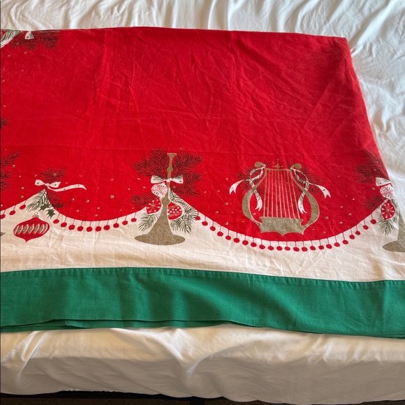 Tammis Keefe Vintage Christmas Table Cloth 128x192 - Picture 6 of 14
